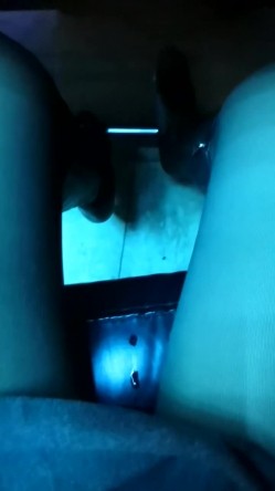 【失业老师】骚艳老师~户外高铁，网吧，澡堂，厕所~跳蛋喷水~电玩小哥去厕所帮它舔逼 截图6