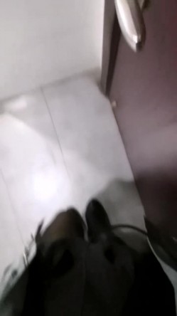 【失业老师】骚艳老师~户外高铁，网吧，澡堂，厕所~跳蛋喷水~电玩小哥去厕所帮它舔逼 截图12