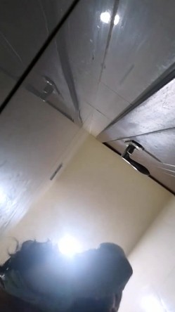 【失业老师】骚艳老师~户外高铁，网吧，澡堂，厕所~跳蛋喷水~电玩小哥去厕所帮它舔逼 截图15