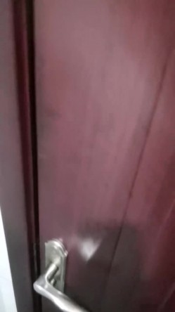 【失业老师】骚艳老师~户外高铁，网吧，澡堂，厕所~跳蛋喷水~电玩小哥去厕所帮它舔逼 截图16