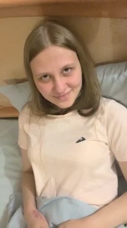 国产哥哥国外大战俄罗斯妹子，气质佳身材好，露脸口交，无套啪啪疯狂输出撸射在肚子上 截图1