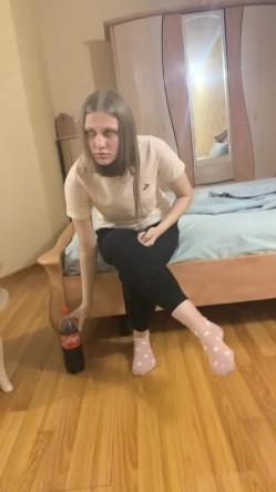 国产哥哥国外大战俄罗斯妹子，气质佳身材好，露脸口交，无套啪啪疯狂输出撸射在肚子上 截图2