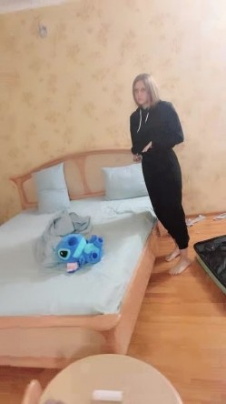 国产哥哥国外大战俄罗斯妹子，气质佳身材好，露脸口交，无套啪啪疯狂输出撸射在肚子上 截图8