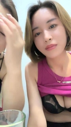 坐标魔都，淫荡的姐妹花，【少妇可同城可空降】，极品美少妇拉闺蜜下海，2女服侍一男，哪个男人忍得了，逼逼都要被干肿了 截图6