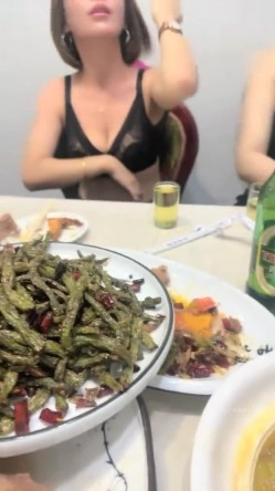 坐标魔都，淫荡的姐妹花，【少妇可同城可空降】，极品美少妇拉闺蜜下海，2女服侍一男，哪个男人忍得了，逼逼都要被干肿了 截图8