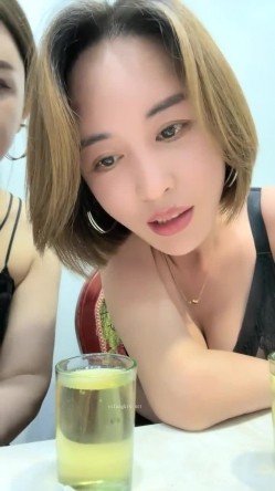 坐标魔都，淫荡的姐妹花，【少妇可同城可空降】，极品美少妇拉闺蜜下海，2女服侍一男，哪个男人忍得了，逼逼都要被干肿了 截图14
