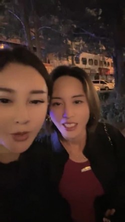 坐标魔都，淫荡的姐妹花，【少妇可同城可空降】，极品美少妇拉闺蜜下海，2女服侍一男，哪个男人忍得了，逼逼都要被干肿了 截图16
