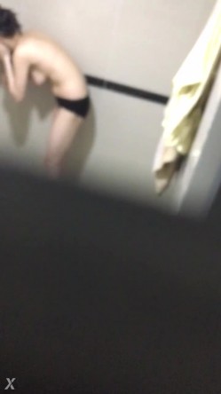 偷拍大神洗澡偷拍 胆量挑战训练近距离各种场景偷拍妹子洗澡精选合集 截图3