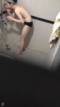 偷拍大神洗澡偷拍 胆量挑战训练近距离各种场景偷拍妹子洗澡精选合集 截图4