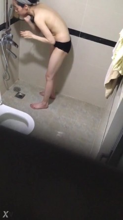 偷拍大神洗澡偷拍 胆量挑战训练近距离各种场景偷拍妹子洗澡精选合集 截图5