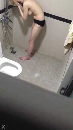 偷拍大神洗澡偷拍 胆量挑战训练近距离各种场景偷拍妹子洗澡精选合集 截图6