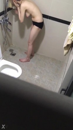 偷拍大神洗澡偷拍 胆量挑战训练近距离各种场景偷拍妹子洗澡精选合集 截图7