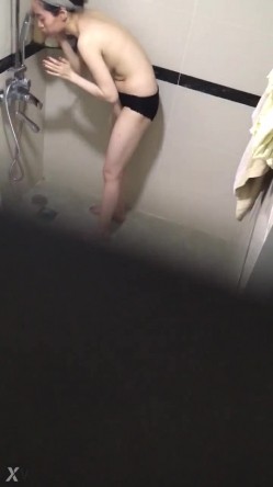 偷拍大神洗澡偷拍 胆量挑战训练近距离各种场景偷拍妹子洗澡精选合集 截图8