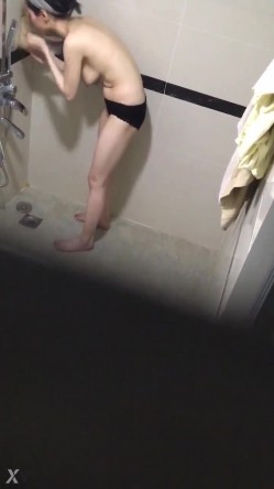 偷拍大神洗澡偷拍 胆量挑战训练近距离各种场景偷拍妹子洗澡精选合集 截图9