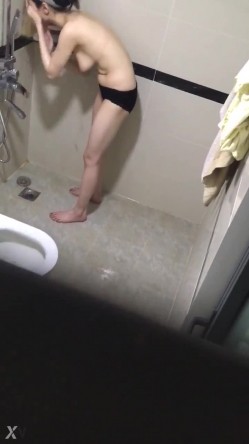 偷拍大神洗澡偷拍 胆量挑战训练近距离各种场景偷拍妹子洗澡精选合集 截图10
