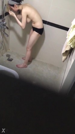 偷拍大神洗澡偷拍 胆量挑战训练近距离各种场景偷拍妹子洗澡精选合集 截图11