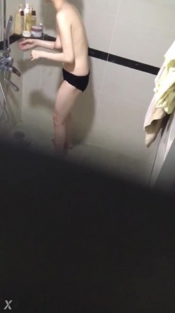 偷拍大神洗澡偷拍 胆量挑战训练近距离各种场景偷拍妹子洗澡精选合集 截图13