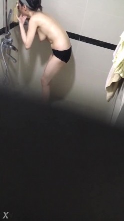 偷拍大神洗澡偷拍 胆量挑战训练近距离各种场景偷拍妹子洗澡精选合集 截图14