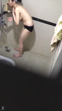 偷拍大神洗澡偷拍 胆量挑战训练近距离各种场景偷拍妹子洗澡精选合集 截图15