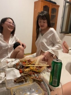 绿帽癖老公大聚会骚妇群P成熟饥渴骚妇成群结队开淫趴浴池KTV漏出口交随机配对 截图1