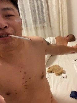 绿帽癖老公大聚会骚妇群P成熟饥渴骚妇成群结队开淫趴浴池KTV漏出口交随机配对 截图5