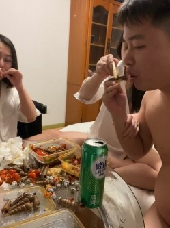 绿帽癖老公大聚会骚妇群P成熟饥渴骚妇成群结队开淫趴浴池KTV漏出口交随机配对 截图6