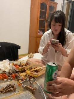 绿帽癖老公大聚会骚妇群P成熟饥渴骚妇成群结队开淫趴浴池KTV漏出口交随机配对 截图7