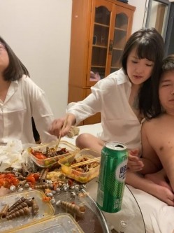 绿帽癖老公大聚会骚妇群P成熟饥渴骚妇成群结队开淫趴浴池KTV漏出口交随机配对 截图8