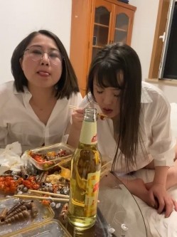 绿帽癖老公大聚会骚妇群P成熟饥渴骚妇成群结队开淫趴浴池KTV漏出口交随机配对 截图9