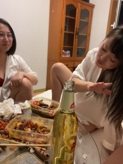 绿帽癖老公大聚会骚妇群P成熟饥渴骚妇成群结队开淫趴浴池KTV漏出口交随机配对 截图10