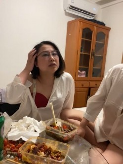 绿帽癖老公大聚会骚妇群P成熟饥渴骚妇成群结队开淫趴浴池KTV漏出口交随机配对 截图12