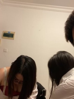 绿帽癖老公大聚会骚妇群P成熟饥渴骚妇成群结队开淫趴浴池KTV漏出口交随机配对 截图13