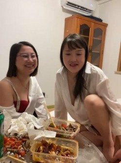 绿帽癖老公大聚会骚妇群P成熟饥渴骚妇成群结队开淫趴浴池KTV漏出口交随机配对 截图14