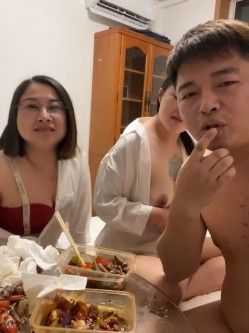绿帽癖老公大聚会骚妇群P成熟饥渴骚妇成群结队开淫趴浴池KTV漏出口交随机配对 截图15