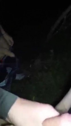 半夜叫上兄弟，一起约风韵老徐娘阿姨野外吃鸡巴，太厉害了 两兄弟被阿姨口活 颜射脸上，风骚的阿姨！ 截图6