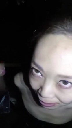 半夜叫上兄弟，一起约风韵老徐娘阿姨野外吃鸡巴，太厉害了 两兄弟被阿姨口活 颜射脸上，风骚的阿姨！ 截图16