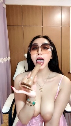 白丝情趣小阿姨的诱惑，露脸吊带睡衣镜头前揉奶玩逼，自己舔奶头道具玩弄骚穴高潮不止，淫声荡语不断好骚啊 截图3