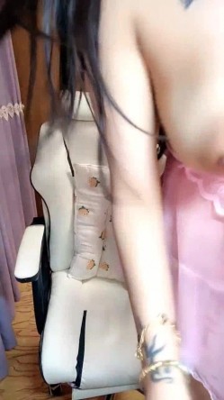 白丝情趣小阿姨的诱惑，露脸吊带睡衣镜头前揉奶玩逼，自己舔奶头道具玩弄骚穴高潮不止，淫声荡语不断好骚啊 截图9