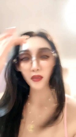 白丝情趣小阿姨的诱惑，露脸吊带睡衣镜头前揉奶玩逼，自己舔奶头道具玩弄骚穴高潮不止，淫声荡语不断好骚啊 截图16