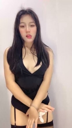 漂亮姐妹花！近期下海！双女轮流展示，包臀裙吊带黑丝，M腿震动棒抽插，低低呻吟，表情很享受 截图1