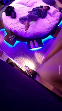 电影房大圆床摄像头偷拍颜值美女穿着性感内衣和男友激情做爱呻吟刺激 截图1