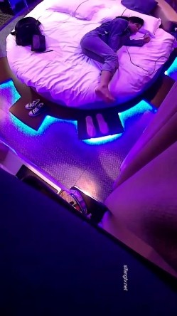 电影房大圆床摄像头偷拍颜值美女穿着性感内衣和男友激情做爱呻吟刺激 截图2