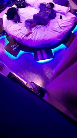 电影房大圆床摄像头偷拍颜值美女穿着性感内衣和男友激情做爱呻吟刺激 截图3