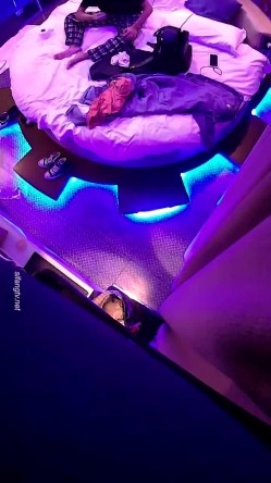 电影房大圆床摄像头偷拍颜值美女穿着性感内衣和男友激情做爱呻吟刺激 截图4