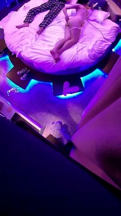 电影房大圆床摄像头偷拍颜值美女穿着性感内衣和男友激情做爱呻吟刺激 截图6
