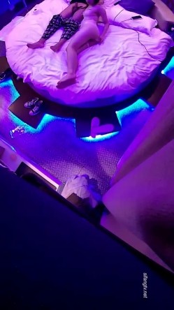 电影房大圆床摄像头偷拍颜值美女穿着性感内衣和男友激情做爱呻吟刺激 截图7