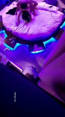 电影房大圆床摄像头偷拍颜值美女穿着性感内衣和男友激情做爱呻吟刺激 截图8