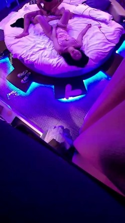 电影房大圆床摄像头偷拍颜值美女穿着性感内衣和男友激情做爱呻吟刺激 截图9