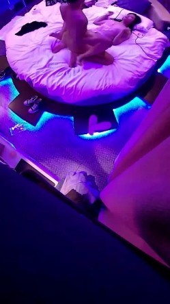 电影房大圆床摄像头偷拍颜值美女穿着性感内衣和男友激情做爱呻吟刺激 截图10