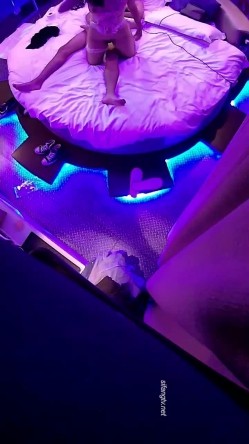 电影房大圆床摄像头偷拍颜值美女穿着性感内衣和男友激情做爱呻吟刺激 截图11